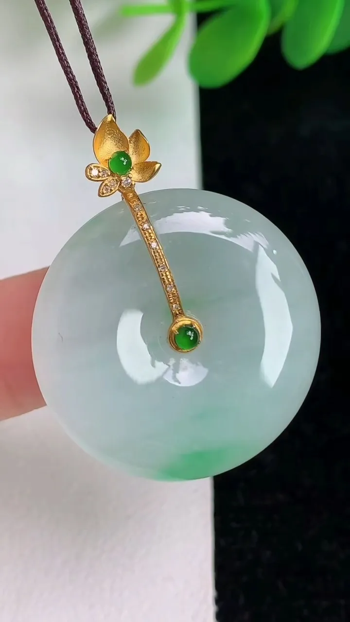 天然A货翡翠平安扣吊坠，尺寸26.5-5.6，重量:8.44g
6月6日