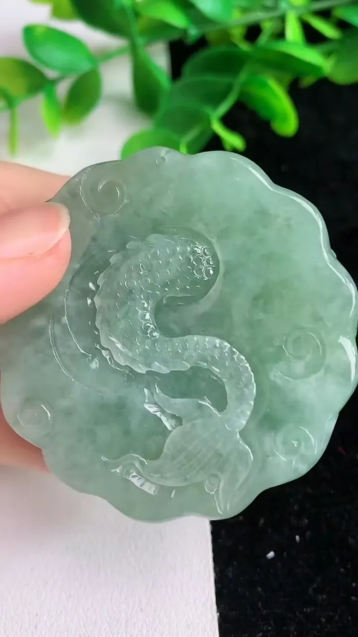 天然A货翡翠龙牌吊坠，尺寸50.4-52.4-10，重量:52.30g
6月6日