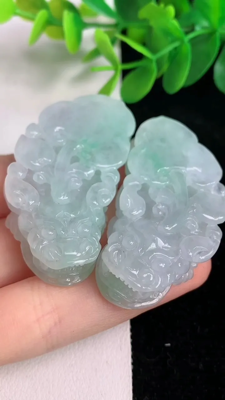 天然A货翡翠貔貅吊坠一对，尺寸50.6-24-11.6，重量:65.60g
6月6日