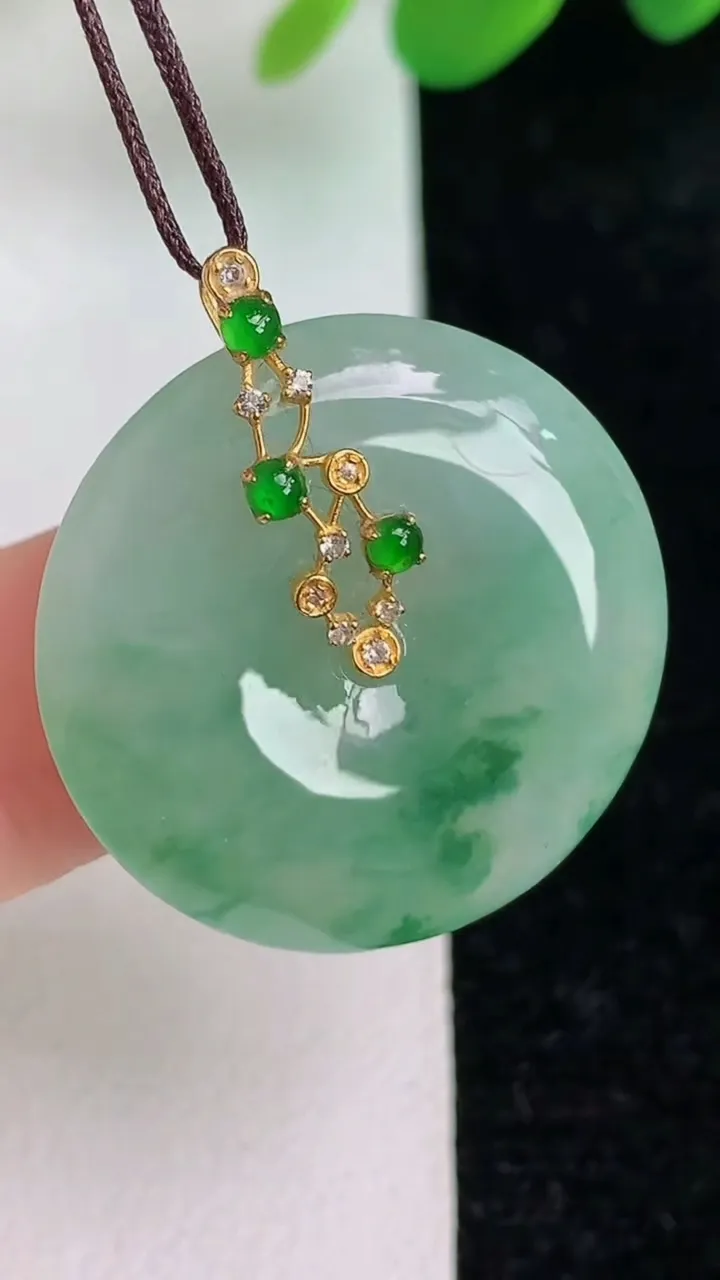 天然A货翡翠18k金飘花平安扣吊坠，尺寸24.6-4.6，重量:6.14g
6月6日