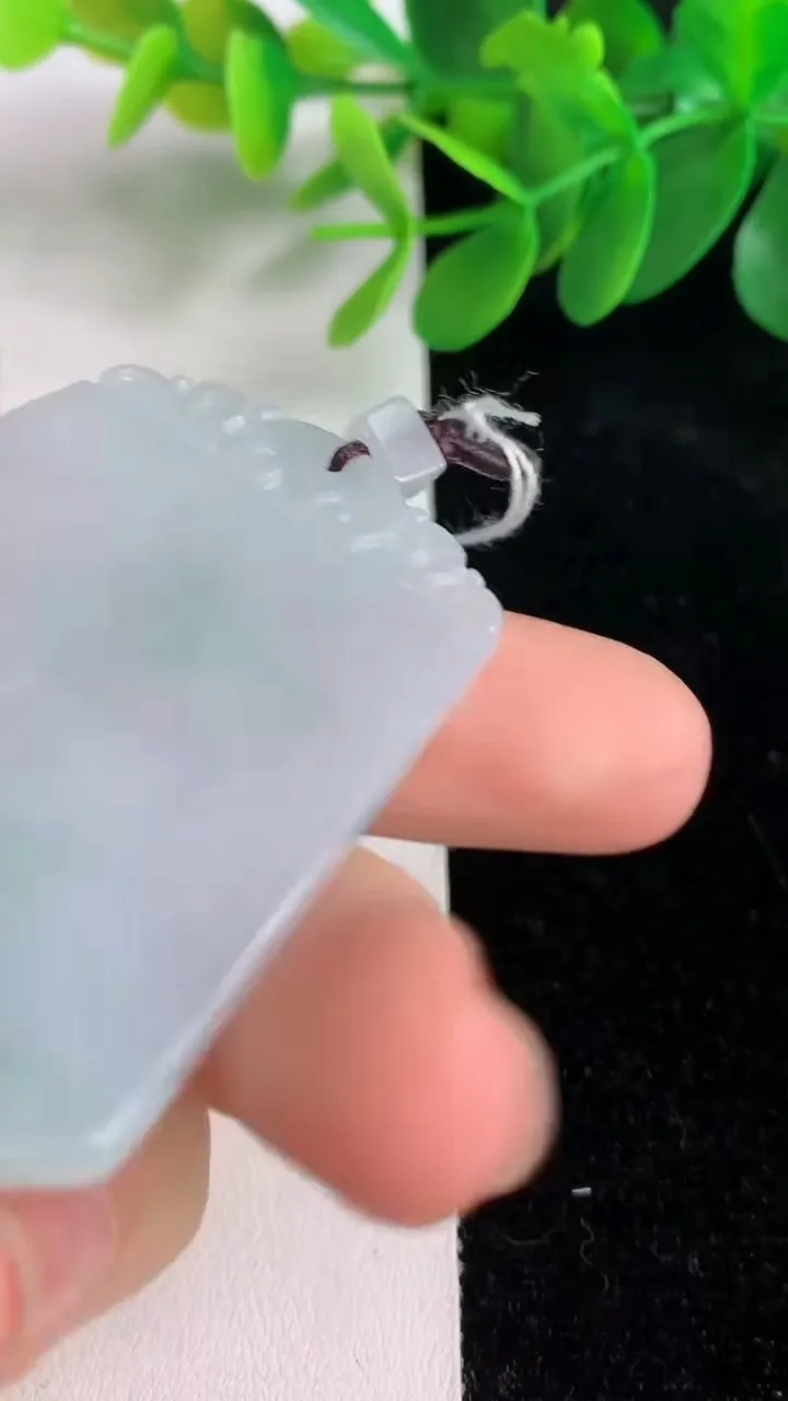 天然A货翡翠飘花仿古无事牌吊坠，尺寸51-40-3.7，重量:21.55g
6月6日