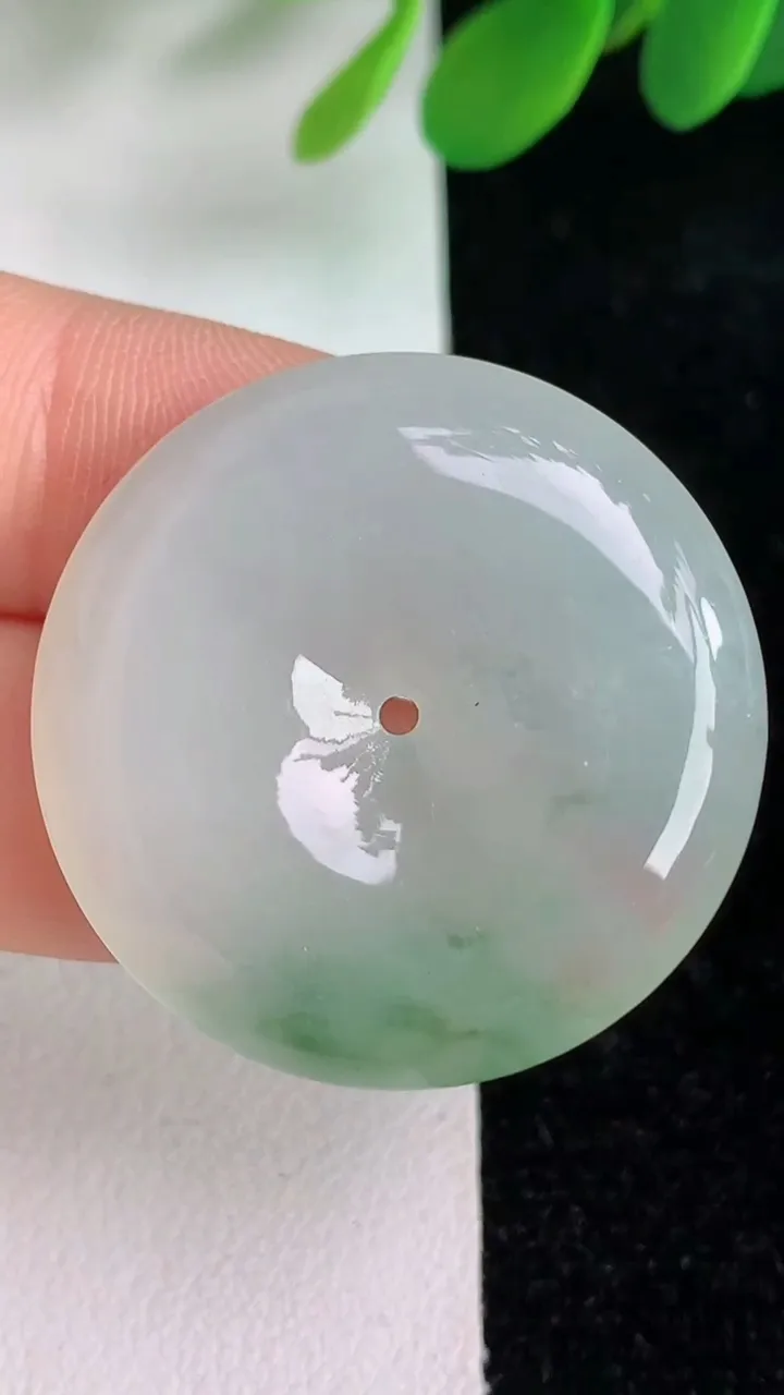 天然A货翡翠飘花平安扣吊坠，尺寸31-5.7，重量:11.14g
6月6日