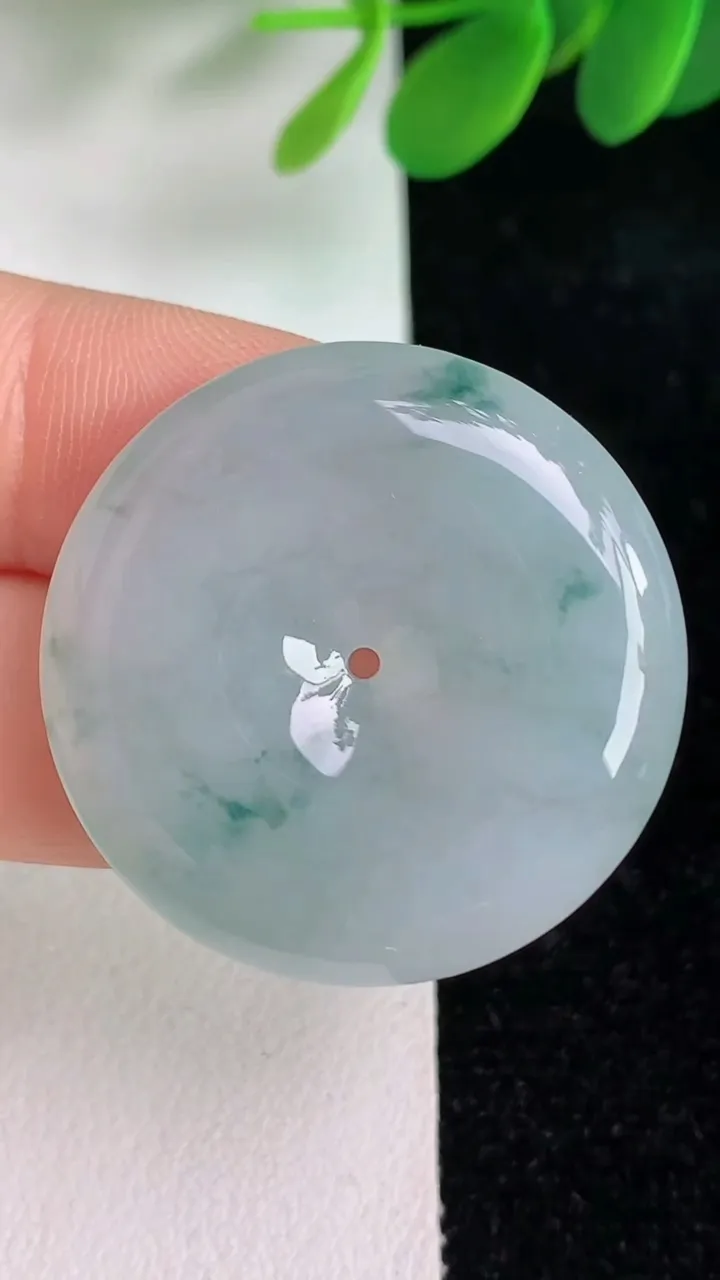 天然A货翡翠飘花平安扣吊坠，尺寸30.8-5.7，重量:11.39g
6月6日