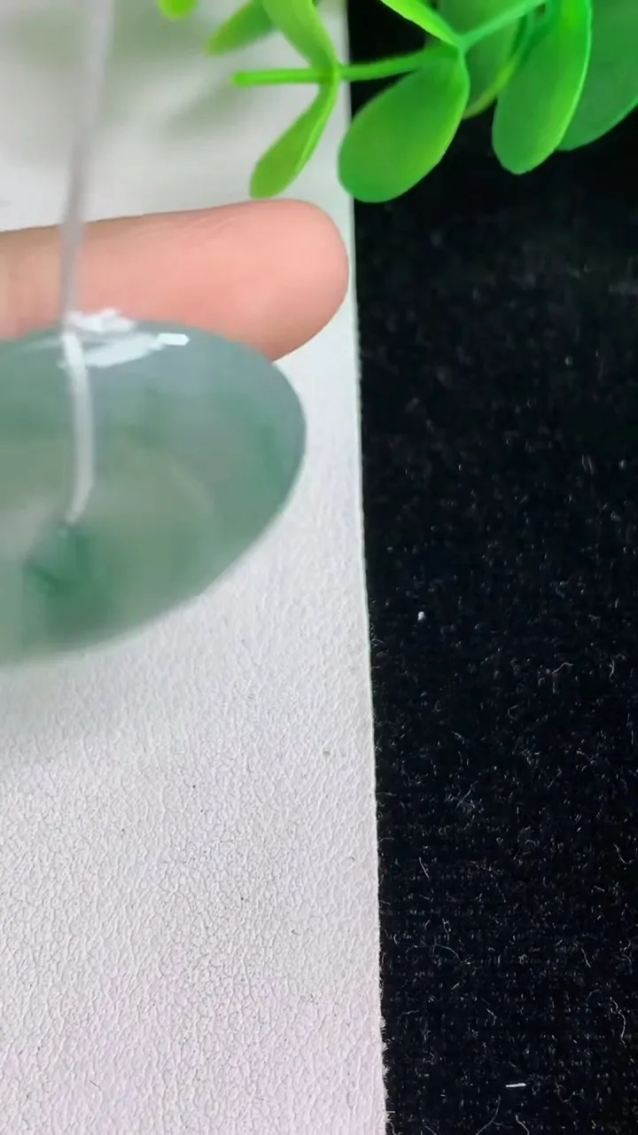 天然A货翡翠飘花平安扣吊坠，尺寸32.8-5.7，重量:13.35g
6月6日