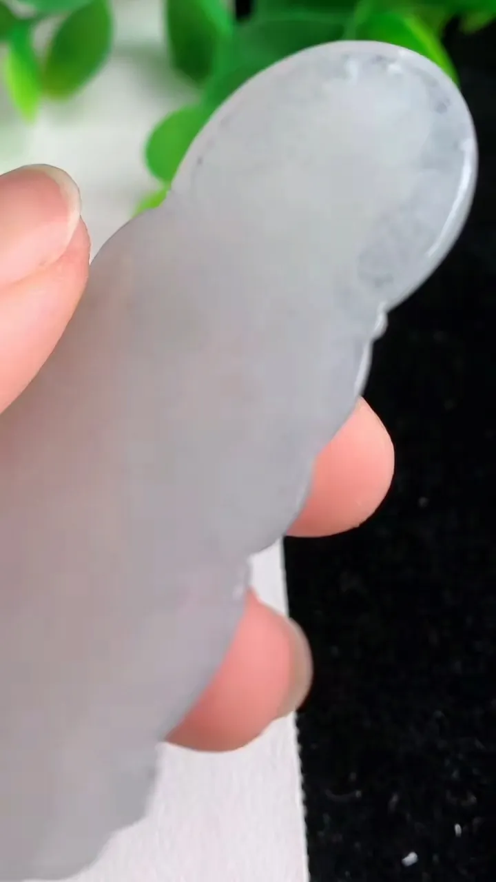 天然A货翡翠观音菩萨吊坠，尺寸64.2-31.5-7，重量:26.74g
6月6日