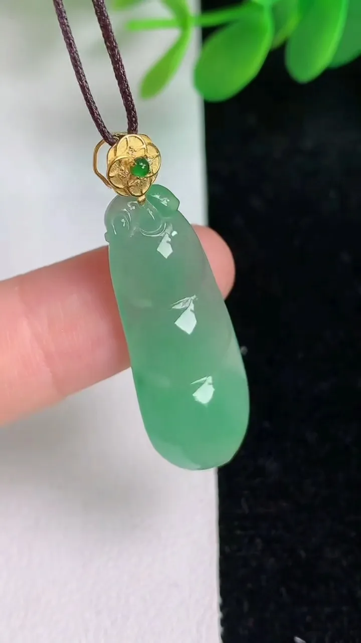 天然A货翡翠福豆吊坠，尺寸30.6-11.8-4，重量:3.25g
6月6日