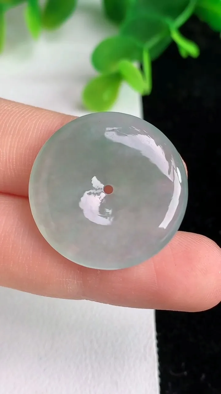 天然A货翡翠飘花平安扣吊坠，尺寸25-4.3，重量:5.60g
6月6日