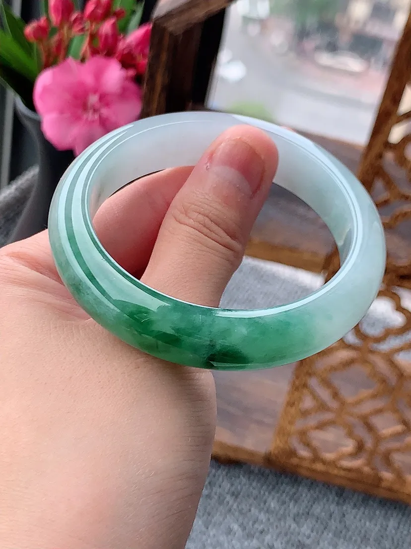 天然A货翡翠飘绿正装正圈手镯53-54圈口 尺寸53.3×12.5×8mm 重量56.62g 0604