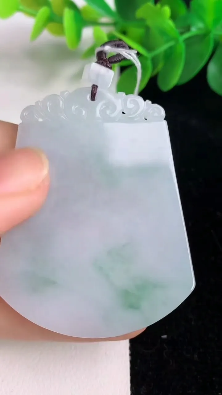 天然A货翡翠飘花仿古无事牌吊坠，尺寸51-40-3.7，重量:21.55g
6月6日