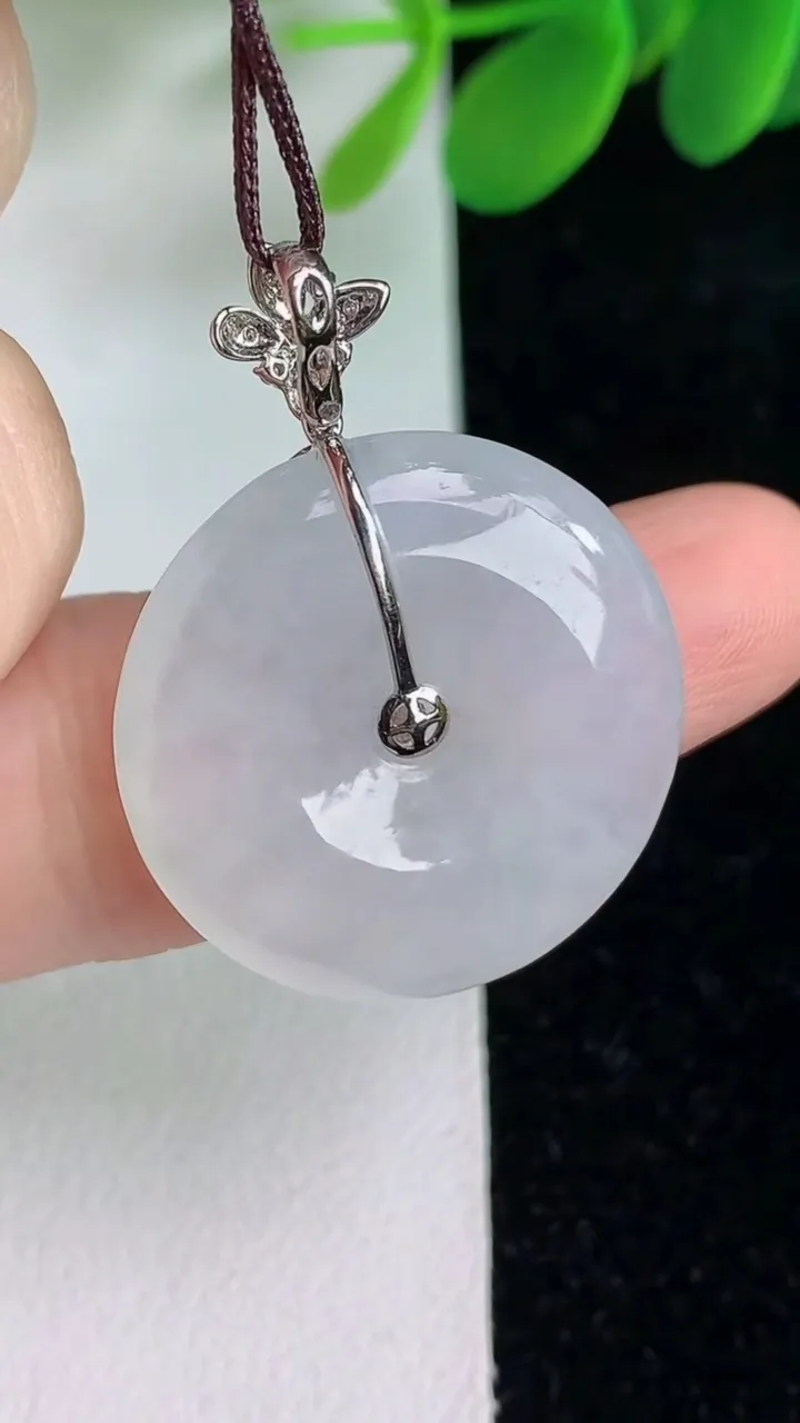 天然A货翡翠平安扣吊坠，尺寸23.2-4.7，重量:5.95g
6月6日