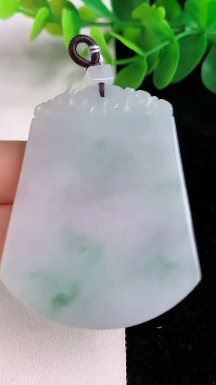 天然A货翡翠飘花仿古无事牌吊坠，尺寸51-40-3.7，重量:21.55g
6月6日