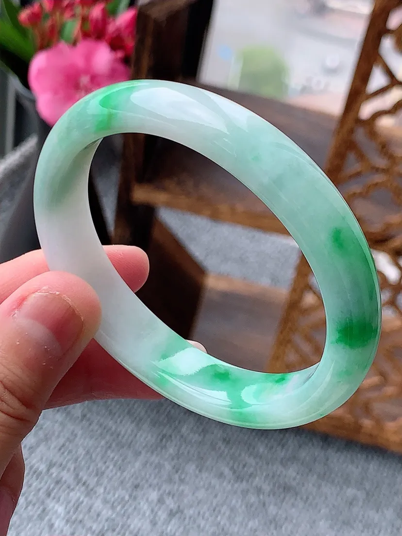 天然A货翡翠飘绿贵妃手镯55-56圈口 尺寸55×48×11.5×6.8mm 重量45.22g 06
