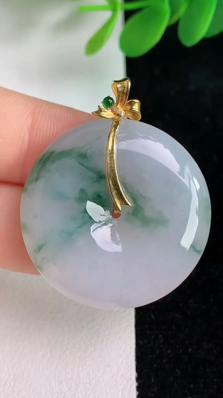 天然A货翡翠18k金飘花平安扣吊坠，尺寸31-5.5，重量:11.42g
6月6日