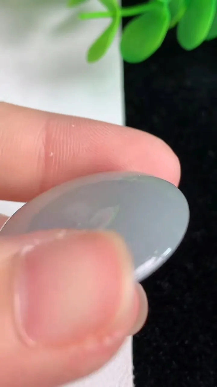 天然A货翡翠平安扣吊坠，尺寸28.8-5.5，重量:9.59g
6月6日