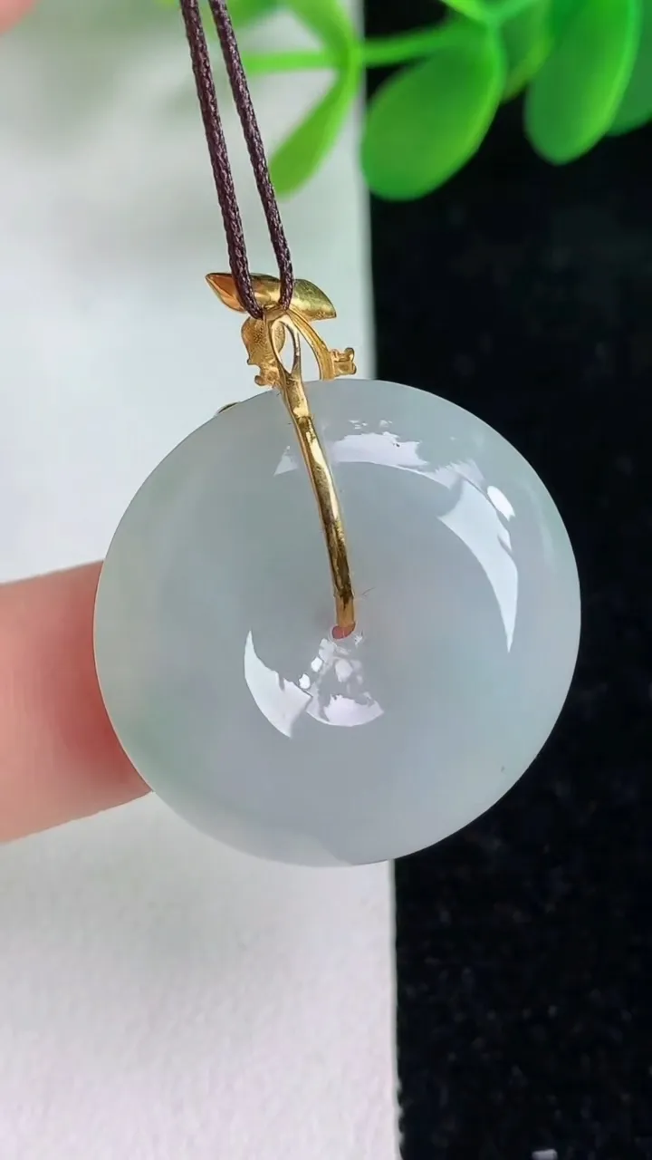天然A货翡翠18k金飘花平安扣吊坠，尺寸25-6.4，重量:8.24g
6月6日