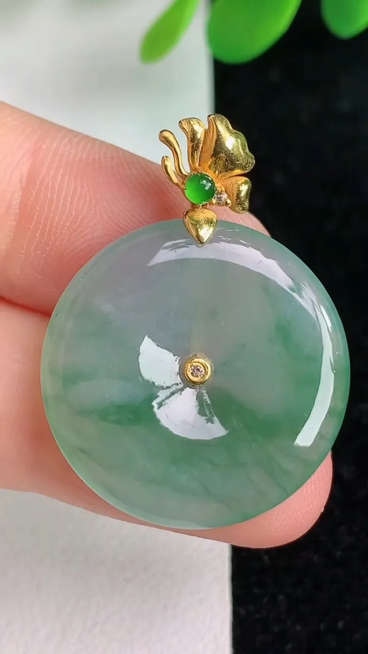 天然A货翡翠18k金飘花平安扣吊坠，尺寸23.8-3.7，重量:4.97g
6月6日