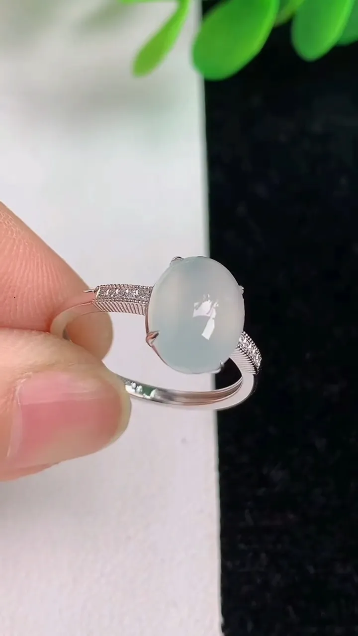 天然A货翡翠蛋面戒指，尺寸18.5-10.6-8.3，重量:1.93g2025年6月6日
工厂直销收藏佳品,种好水足，色泽均匀，有种有色，上手高大气！