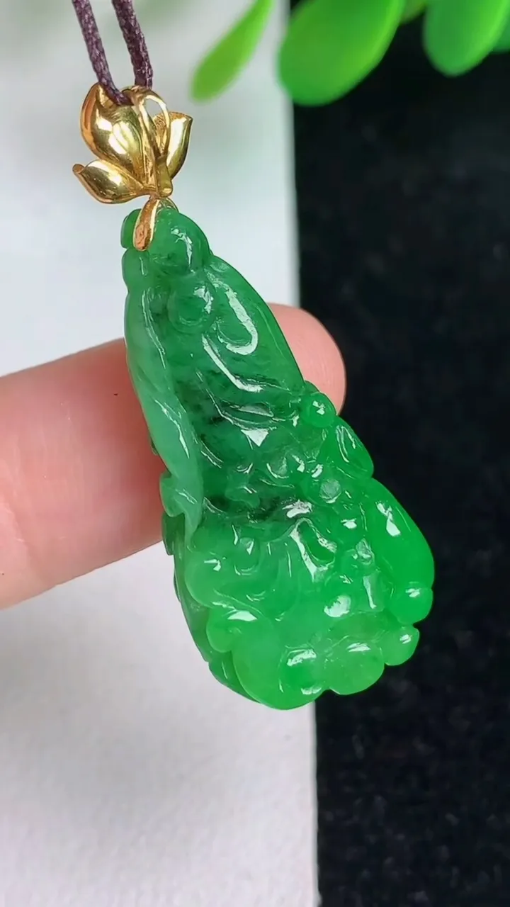 天然A货翡翠白菜吊坠，尺寸28.2-15.6-5.6，重量:4.55g
6月6日