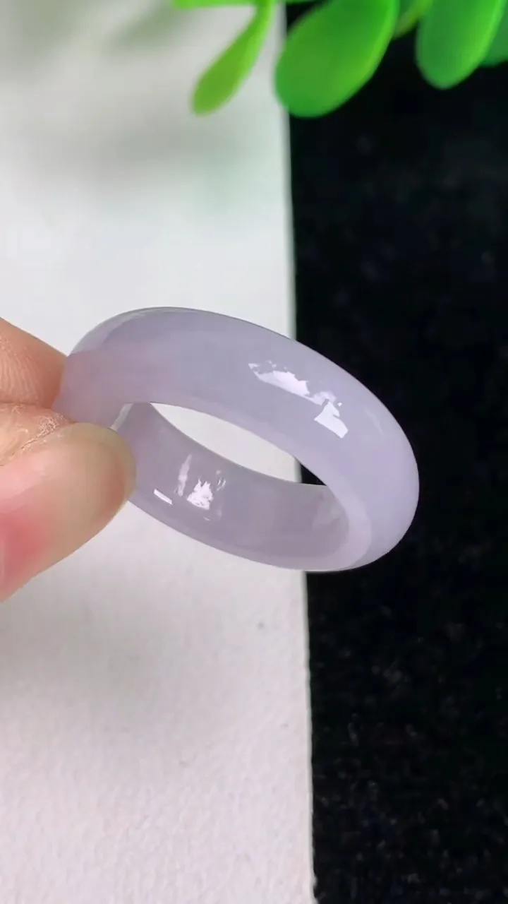 天然A货翡翠紫罗兰戒指指环，尺寸17.7-5.8-3.6，重量:4.56g2025年6月6日
工厂直销收藏佳品,种好水足，色泽均匀，有种有色，上手高大气！