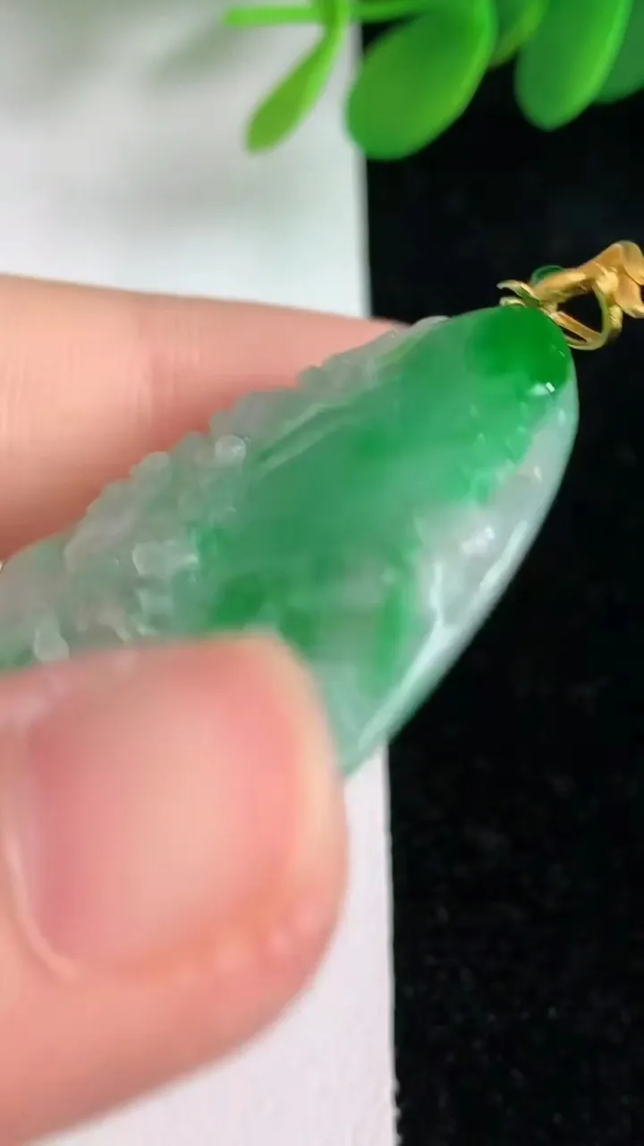 天然A货翡翠山水牌吊坠，尺寸28-29-4.7，重量:10.79g
6月6日