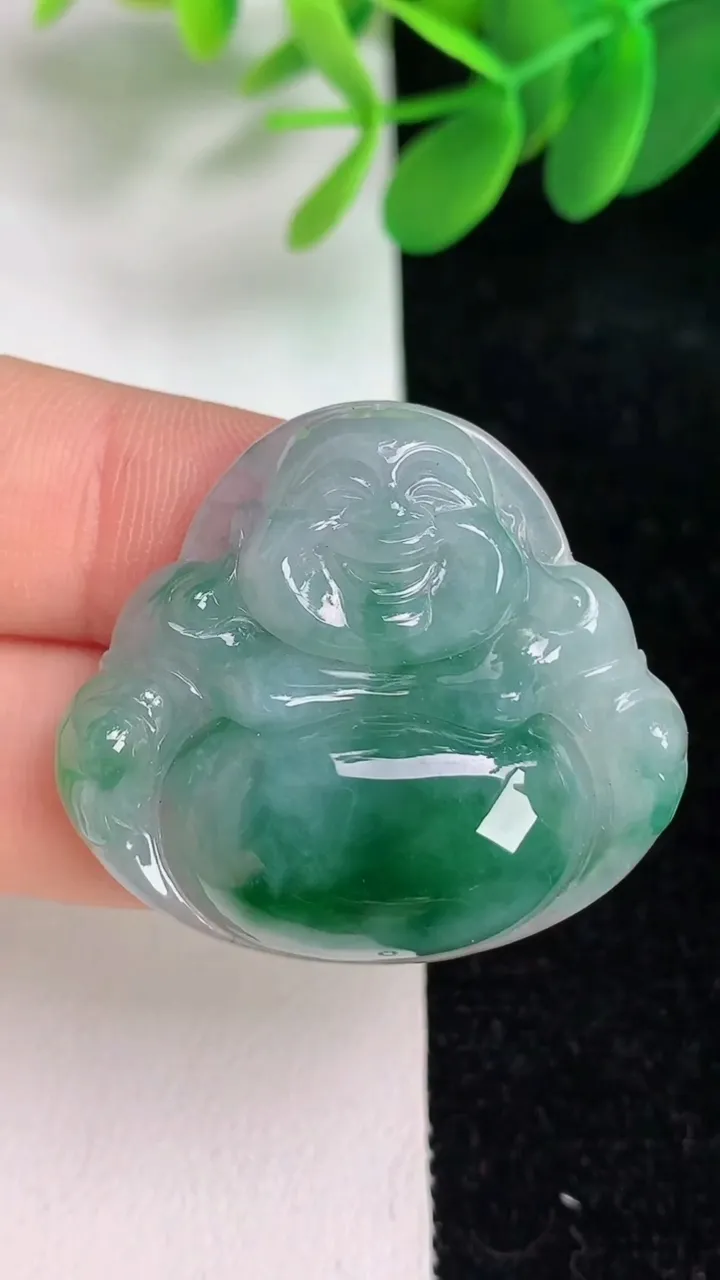 天然A货翡翠飘花佛公吊坠，尺寸31-34.6-6.6，重量:10.64g
6月6日