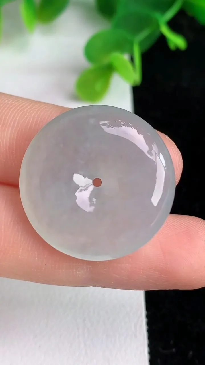 天然A货翡翠平安扣吊坠，尺寸25.4-5.5，重量:7.35g
6月6日