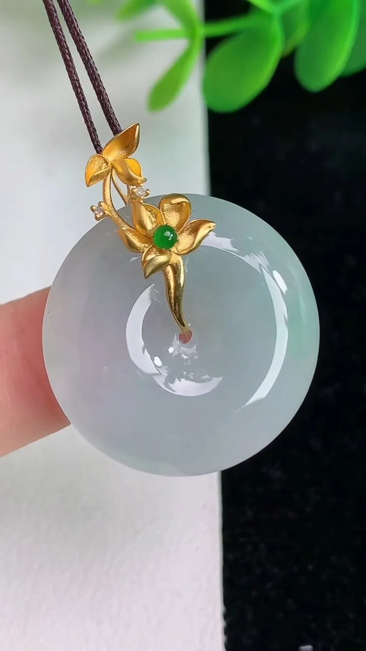 天然A货翡翠18k金飘花平安扣吊坠，尺寸25-6.4，重量:8.24g
6月6日
