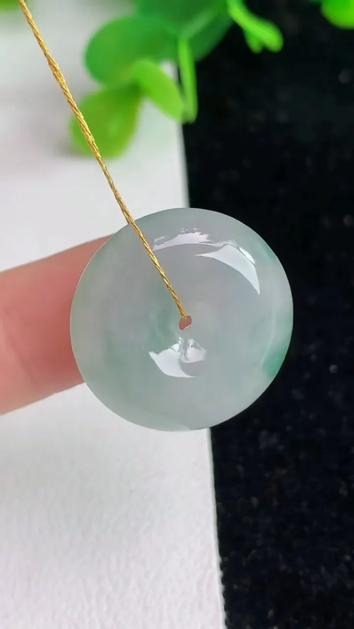 天然A货翡翠飘花平安扣吊坠，尺寸20-5.8，重量:5.38g
6月6日
