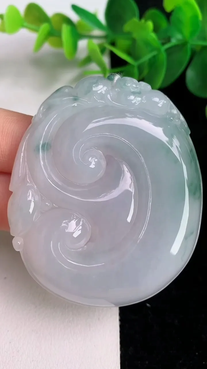 天然A货翡翠飘花如意吊坠，尺寸59.8-48.4-6.4，重量:35.38g
6月6日