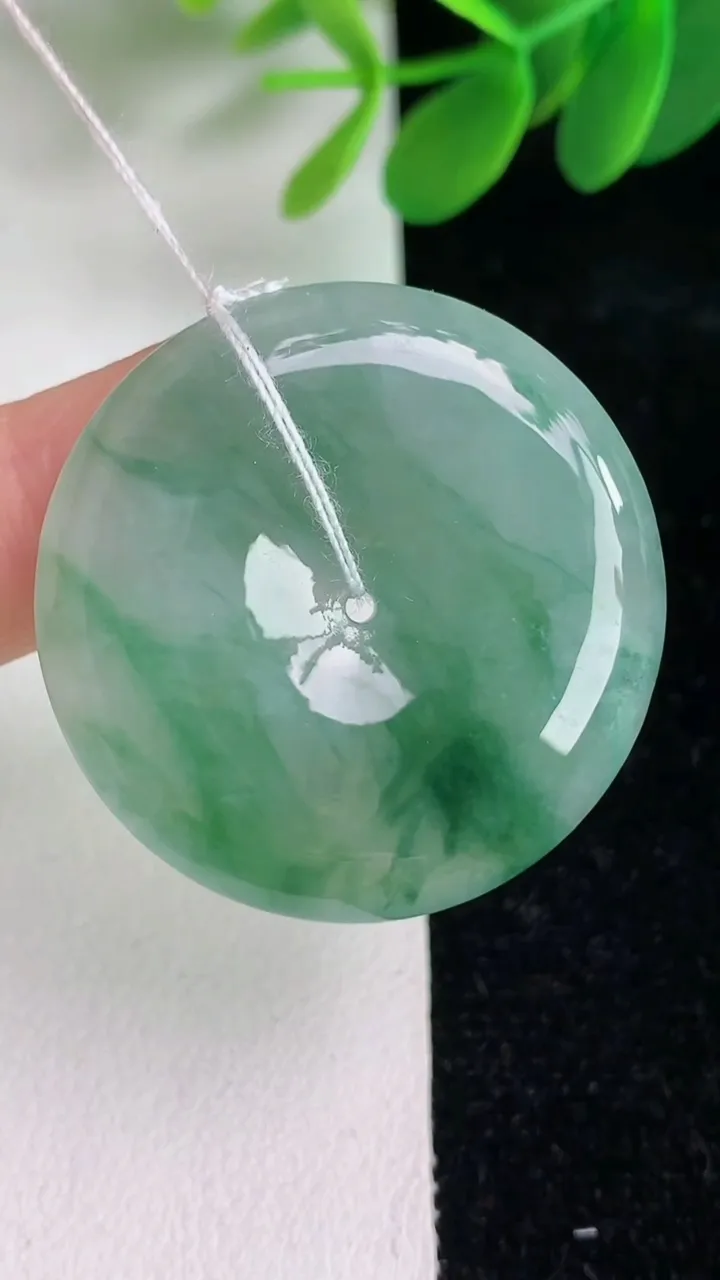 天然A货翡翠飘花平安扣吊坠，尺寸32.8-5.7，重量:13.35g
6月6日