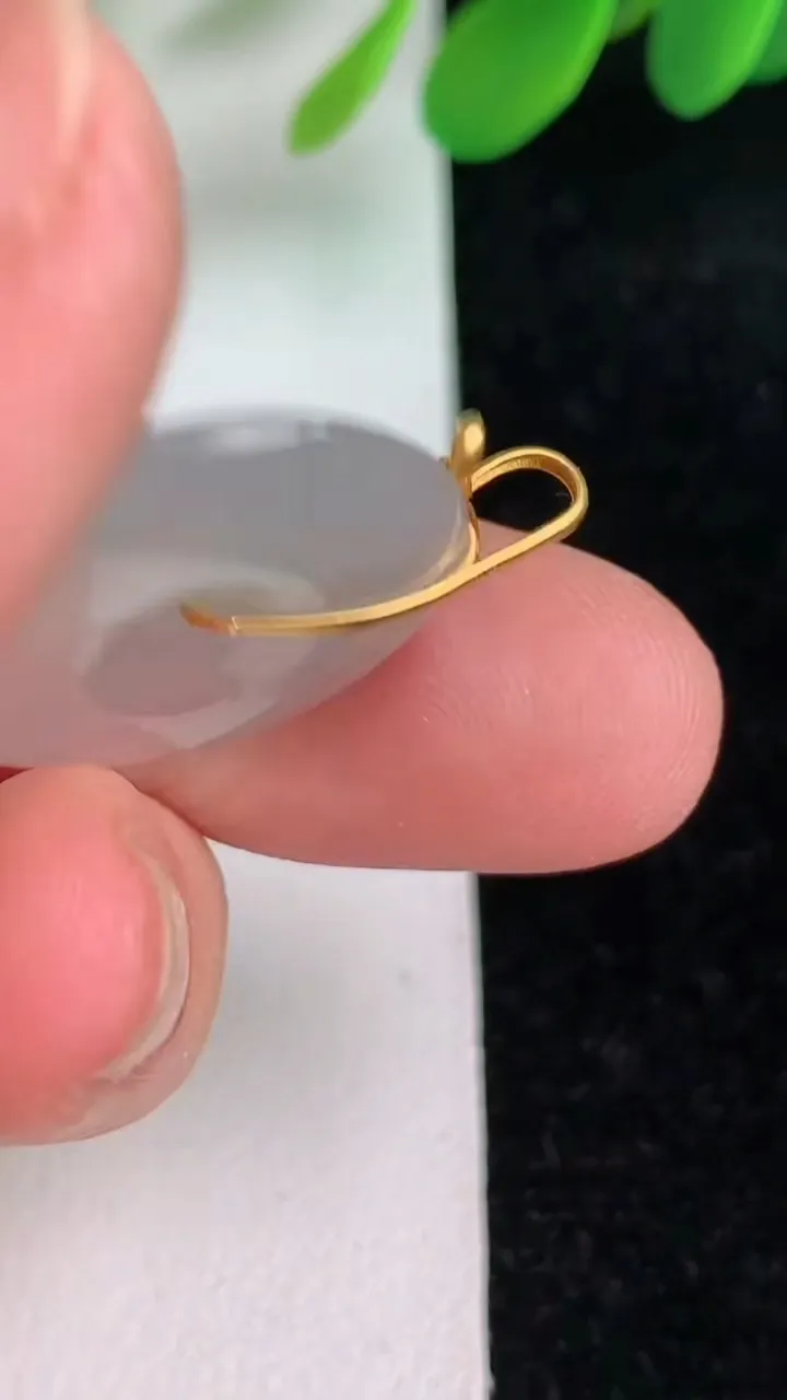 天然A货翡翠k金飘花平安扣吊坠，尺寸22-4，重量:4.32g
6月6日