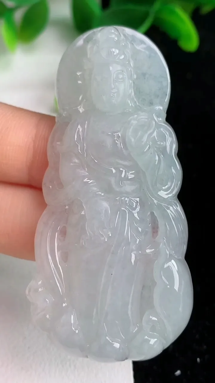 天然A货翡翠观音菩萨吊坠，尺寸64.2-31.5-7，重量:26.74g
6月6日
