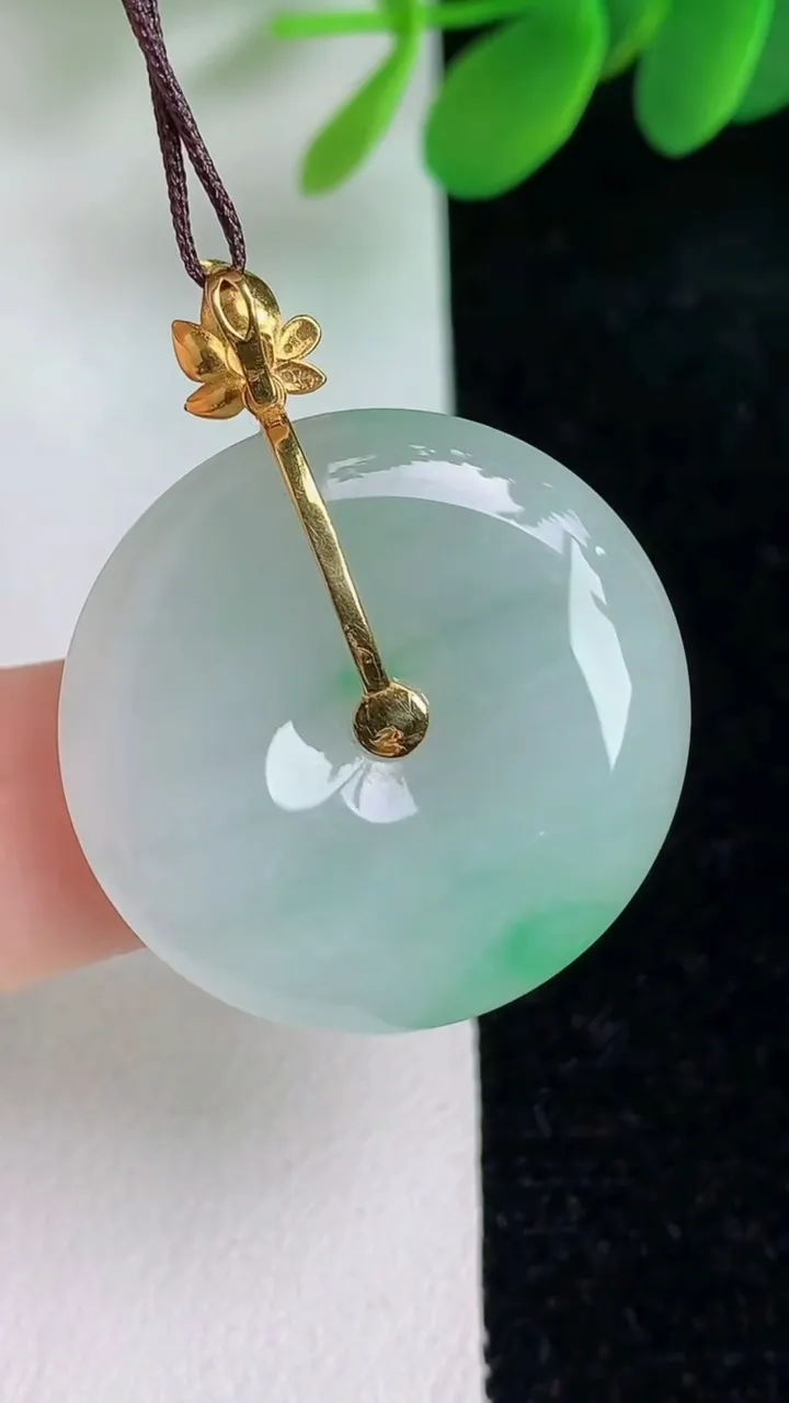 天然A货翡翠平安扣吊坠，尺寸26.5-5.6，重量:8.44g
6月6日