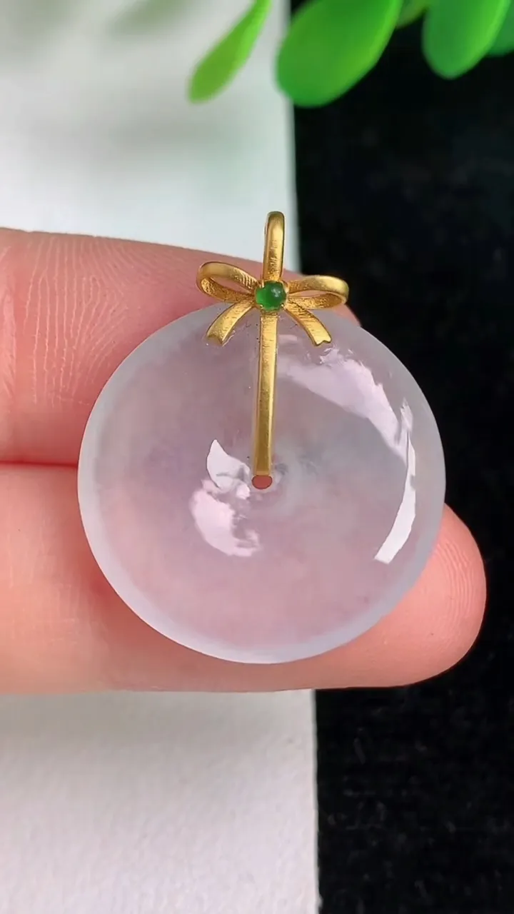 天然A货翡翠k金飘花平安扣吊坠，尺寸22-4，重量:4.32g
6月6日