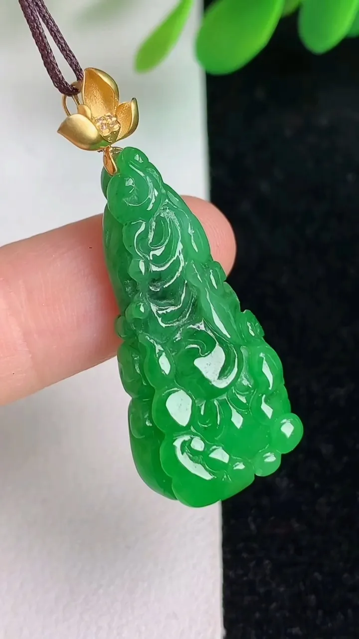 天然A货翡翠白菜吊坠，尺寸28.2-15.6-5.6，重量:4.55g
6月6日