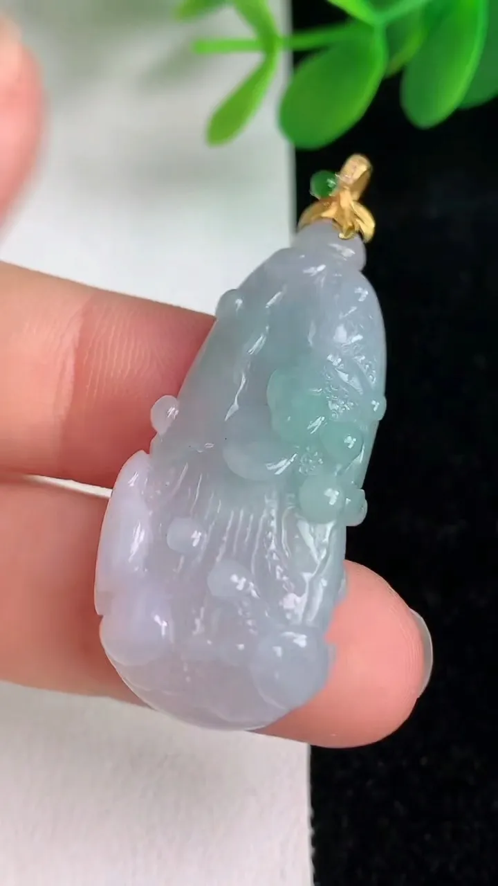 天然A货翡翠白菜吊坠，尺寸37.8-16.7-6.5，重量:8.98g
6月6日