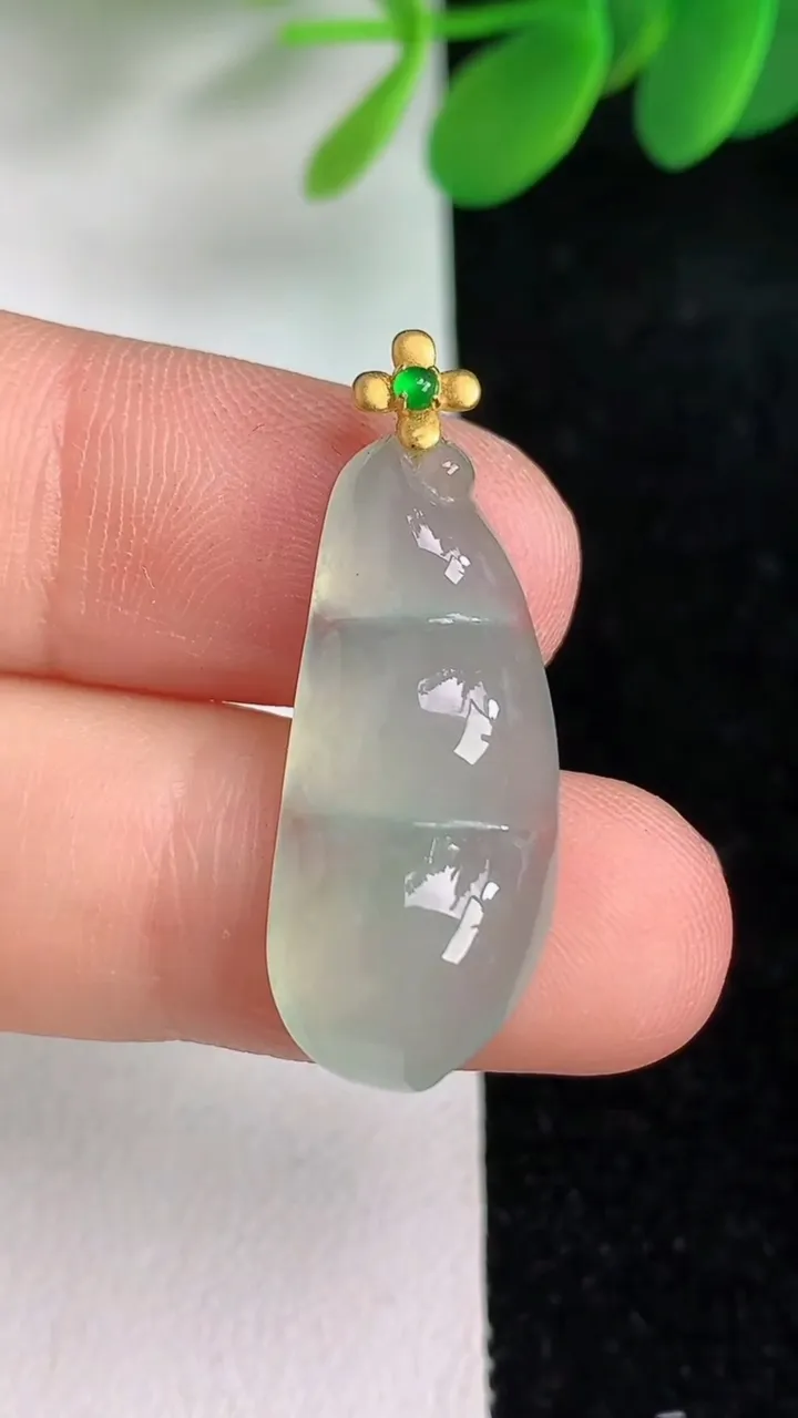 天然A货翡翠种福豆吊坠，尺寸26.7-11-5.7，重量:3.01g
6月6日