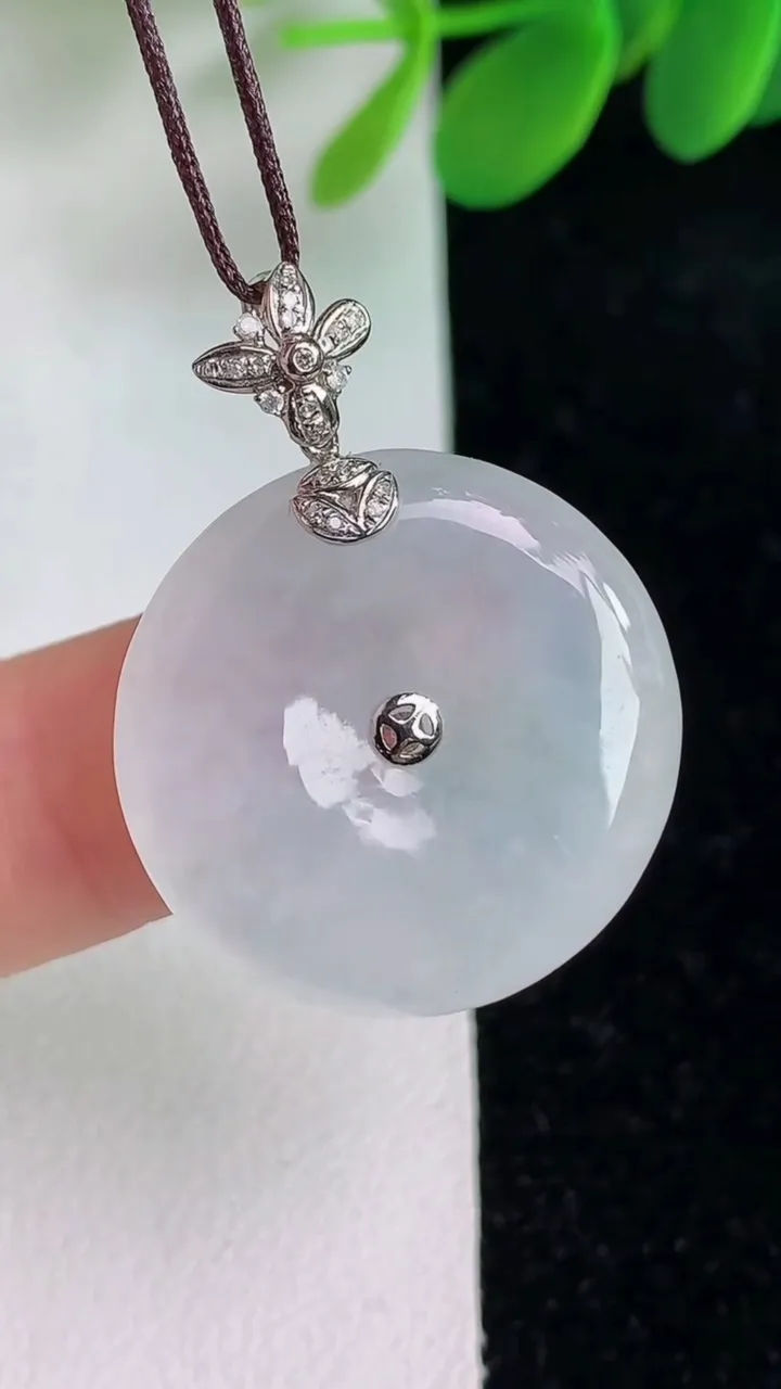 天然A货翡翠平安扣吊坠，尺寸23.2-4.7，重量:5.95g
6月6日