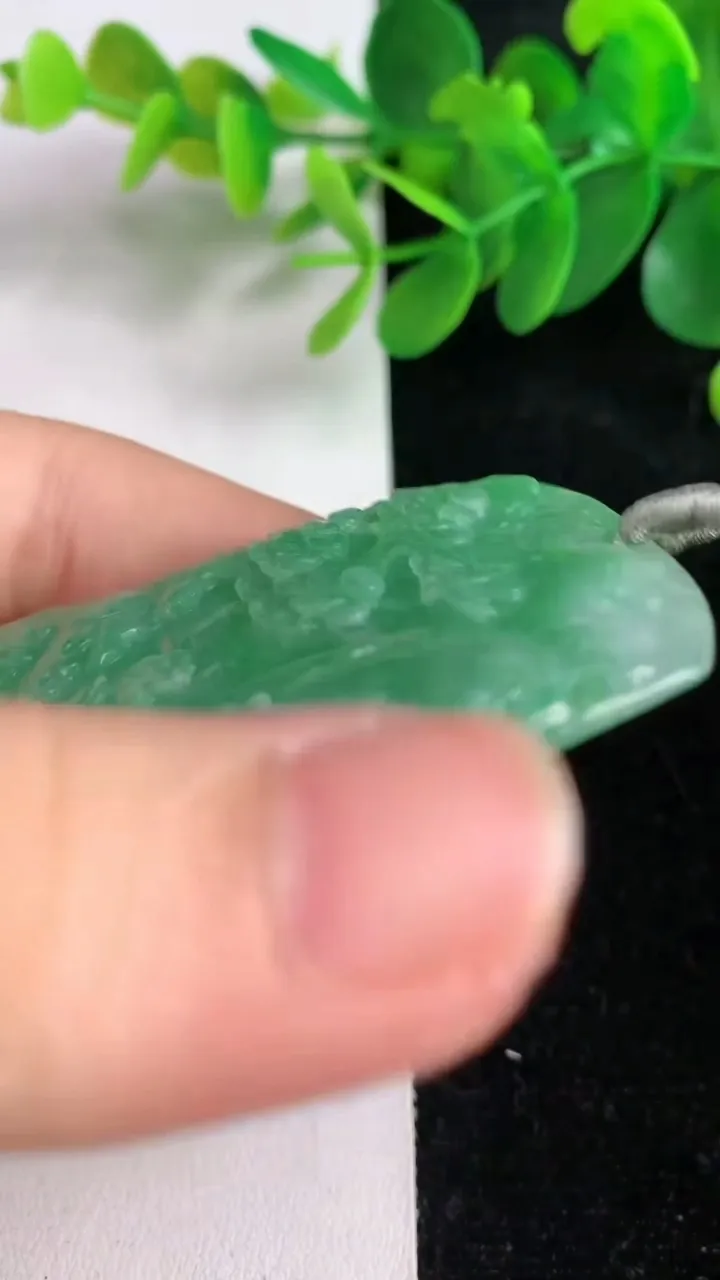 天然A货翡翠山水牌吊坠，尺寸69.5-40.4-5，重量:30.57g
6月6日