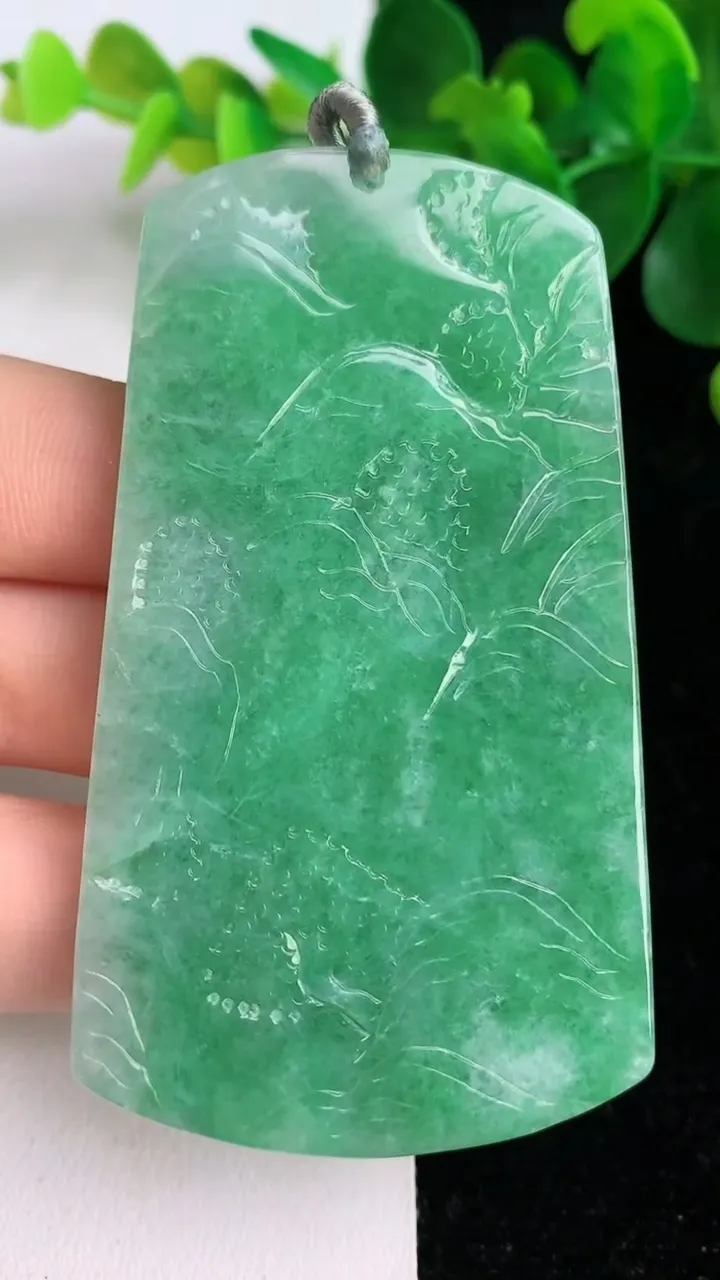 天然A货翡翠山水牌吊坠，尺寸69.5-40.4-5，重量:30.57g
6月6日
