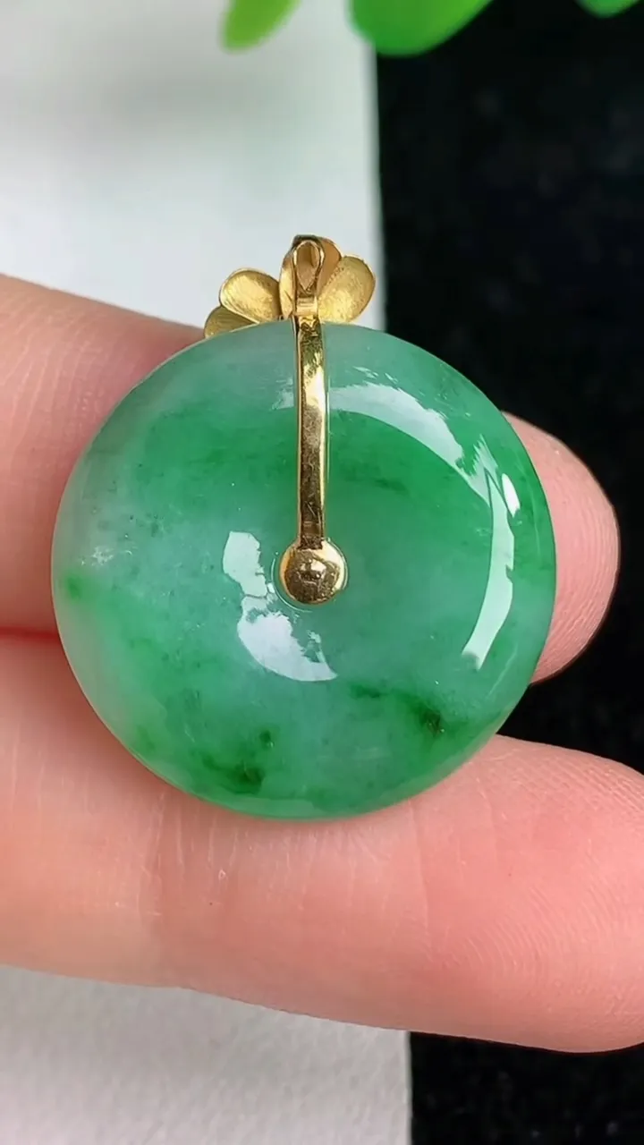 天然A货翡翠18k金飘花平安扣吊坠，尺寸21-5.5，重量:5.17g
6月6日