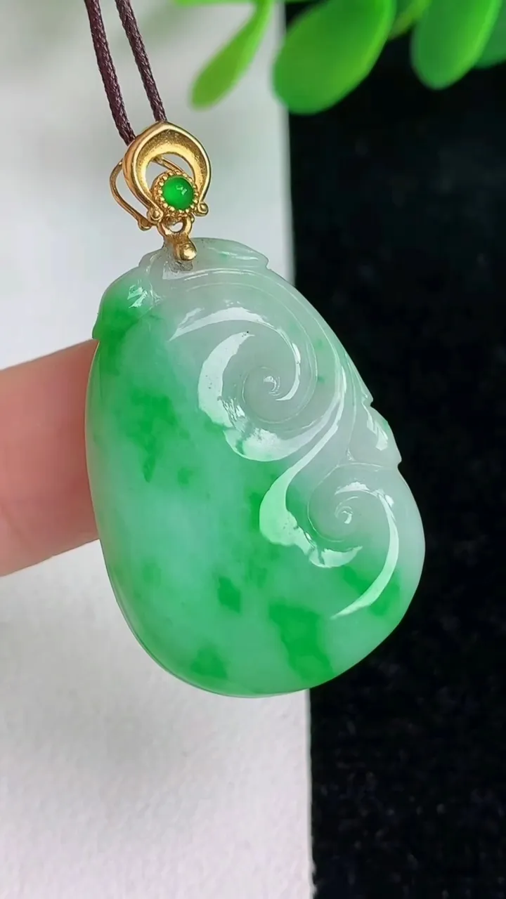 天然A货翡翠如意吊坠，尺寸29.3-20-3.6，重量:4.91g
6月6日