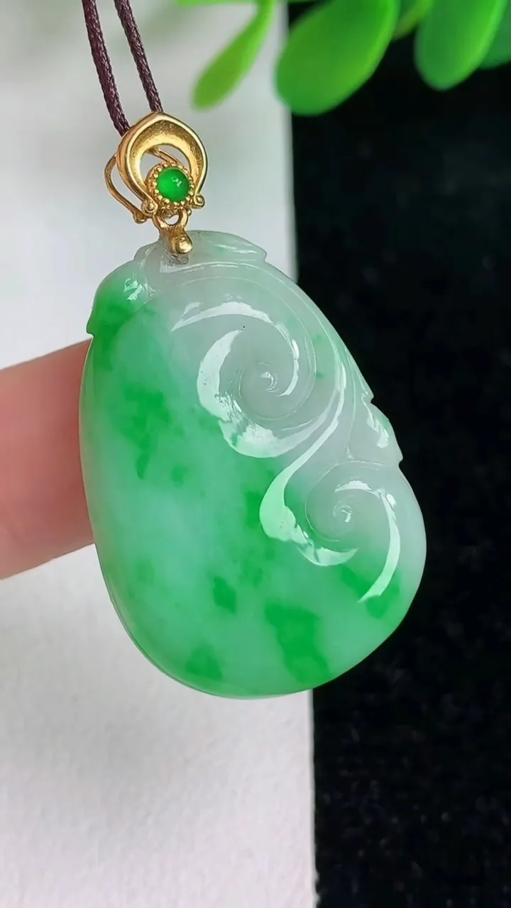 天然A货翡翠如意吊坠，尺寸29.3-20-3.6，重量:4.91g
6月6日