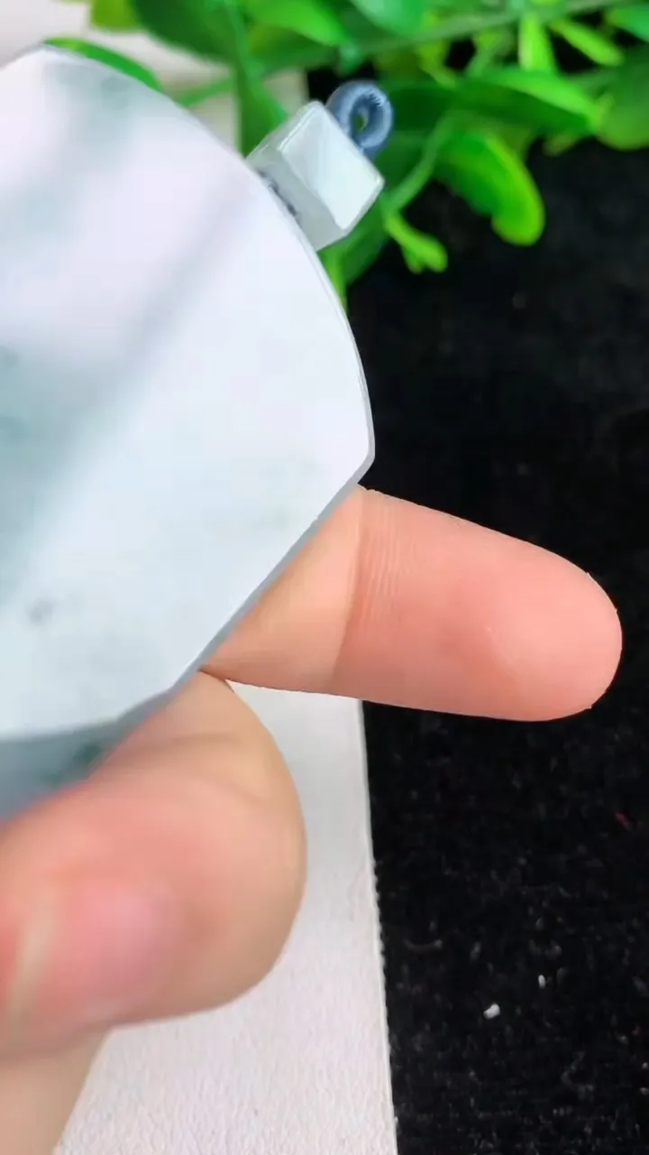 天然A货翡翠飘花无事牌吊坠，尺寸53.4-39-5.3，重量:35.26g
6月6日