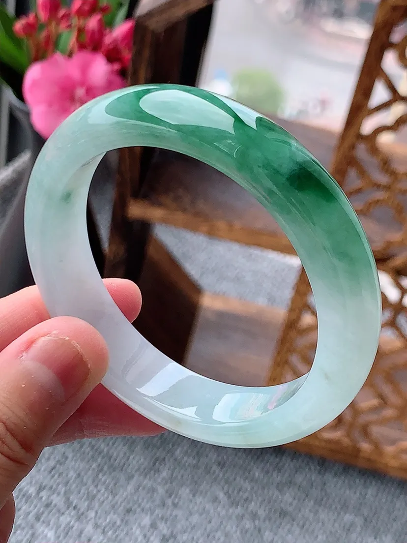天然A货翡翠飘绿正装正圈手镯53-54圈口 尺寸53.3×12.5×8mm 重量56.62g 0604