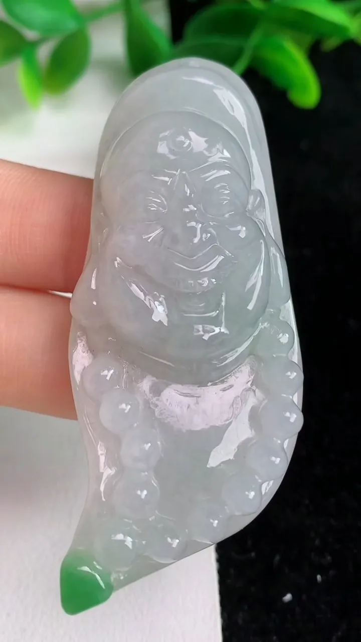 天然A货翡翠逍遥佛吊坠，尺寸66.8-29.3-12，重量:40.00g
6月6日