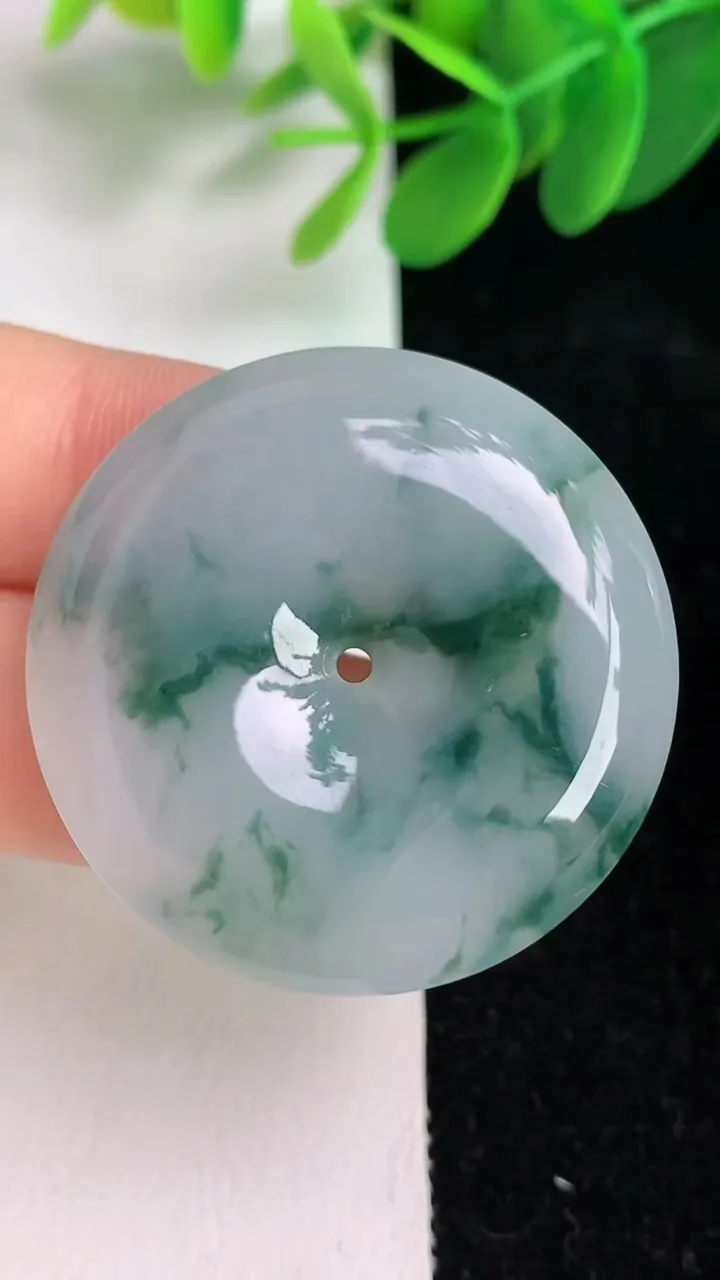 天然A货翡翠飘花平安扣吊坠，尺寸35.6-6.7，重量:17.10g
6月6日