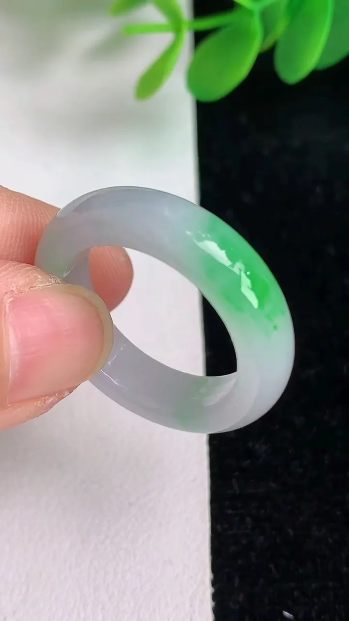 天然A货翡翠戒指指环，尺寸21-6.3-3.7，重量:6.12g2025年6月6日
工厂直销收藏佳品,种好水足，色泽均匀，有种有色，上手高大气！