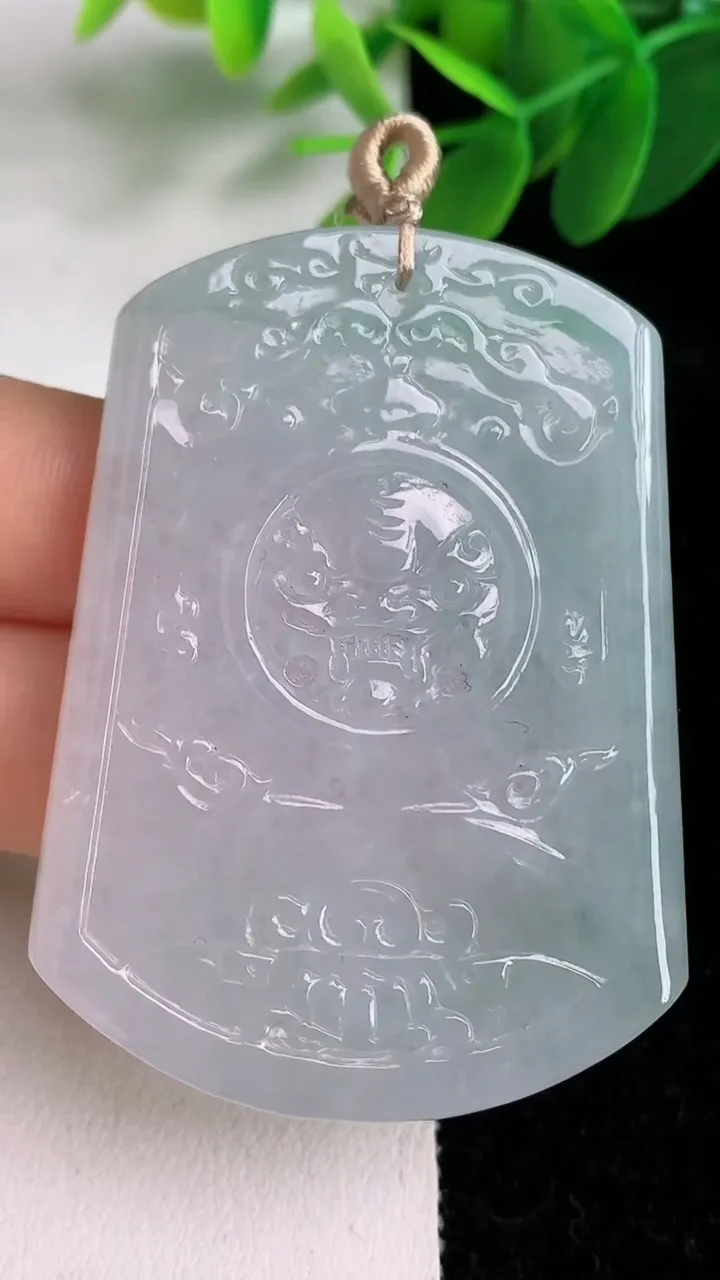 天然A货翡翠飘花仿古无事牌吊坠，尺寸54-40-5，重量:30.38g
6月6日