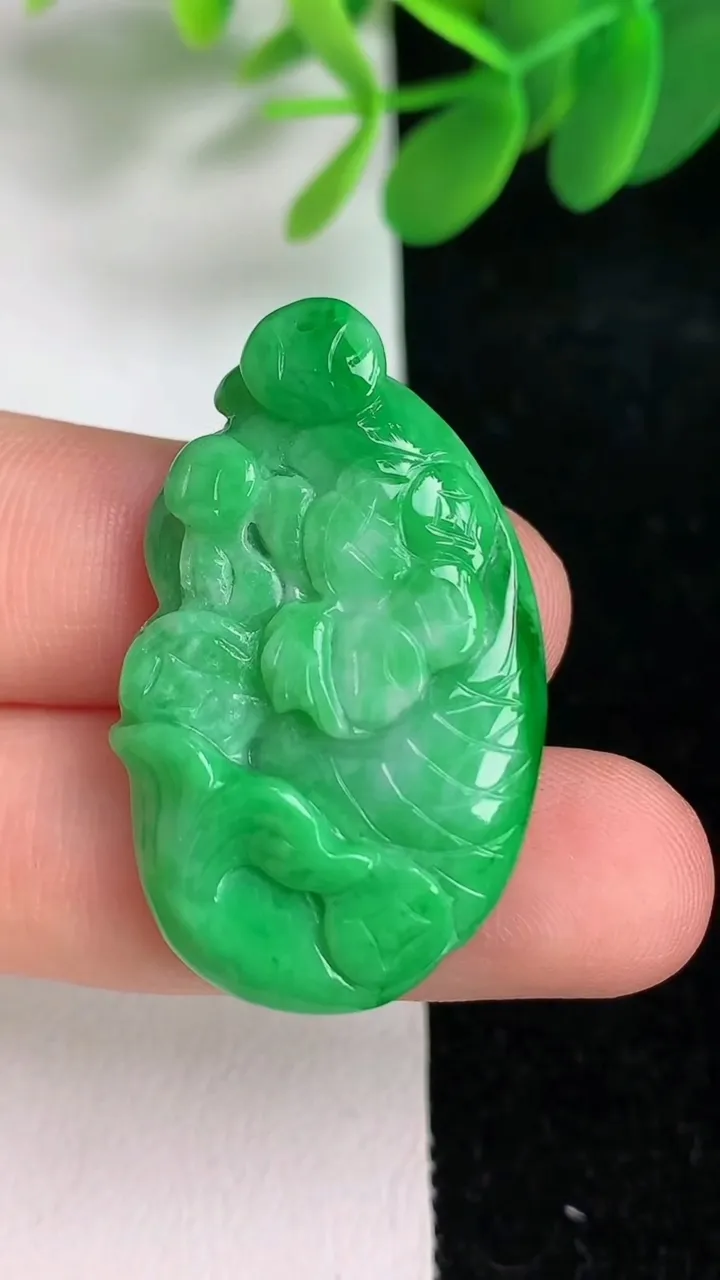 天然A货翡翠年年有余吊坠，尺寸35.8-21-5.8，重量:8.07g
6月6日
